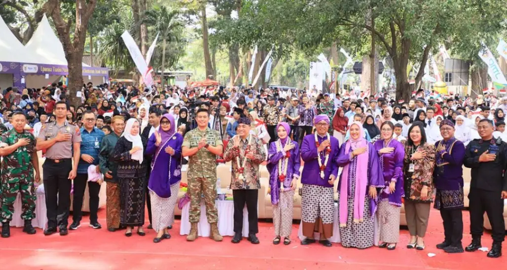 Wakapolres Kediri Kota (nomor 2 dari kiri) bersama Wali Kota Kediri, dan jajaran Forkopimda setempat.