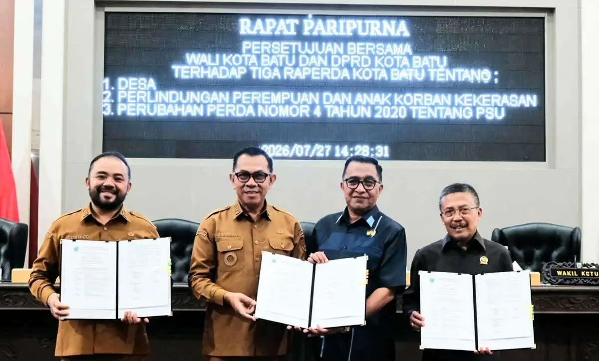 Pengesahan 3 raperda strategis yang dilakukan dewan bersama Wali Kota Batu.