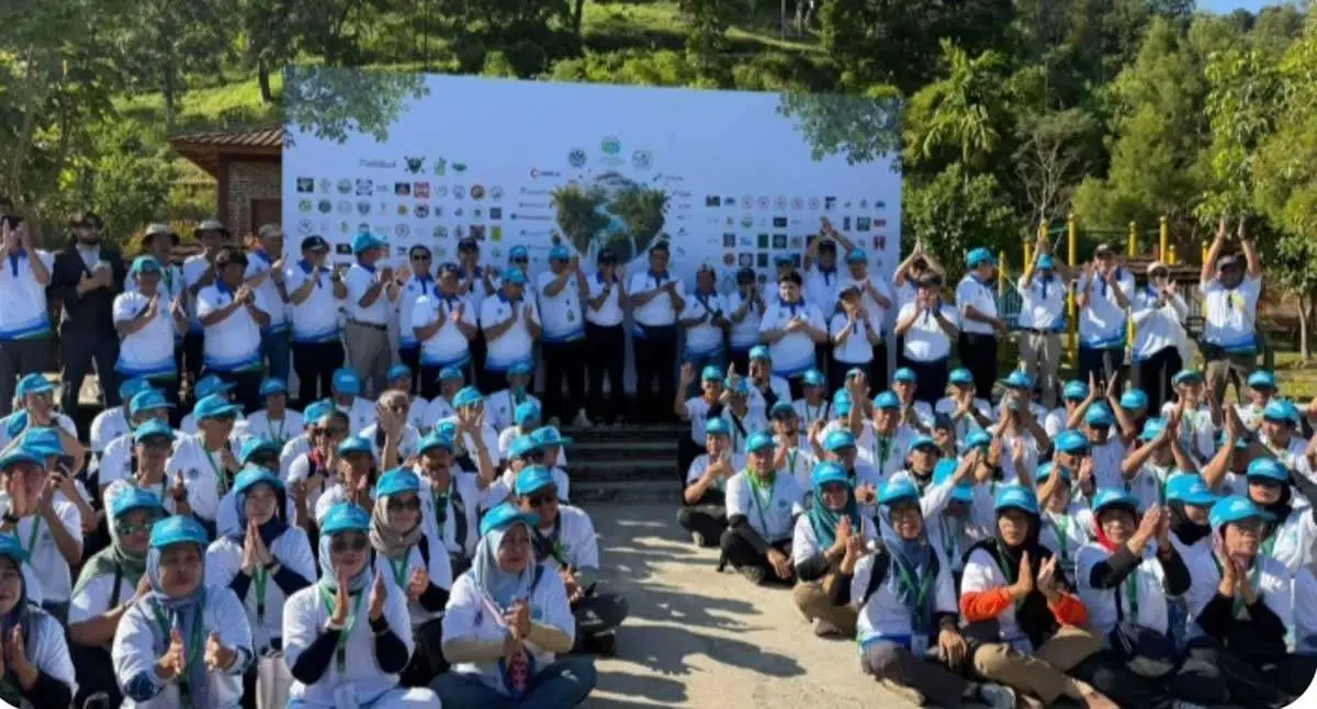 Foto bersama dalam Konferensi Sungai Indonesia di Wisata Sumber Gempong Ketapanrame, Kabupaten Mojokerto.
