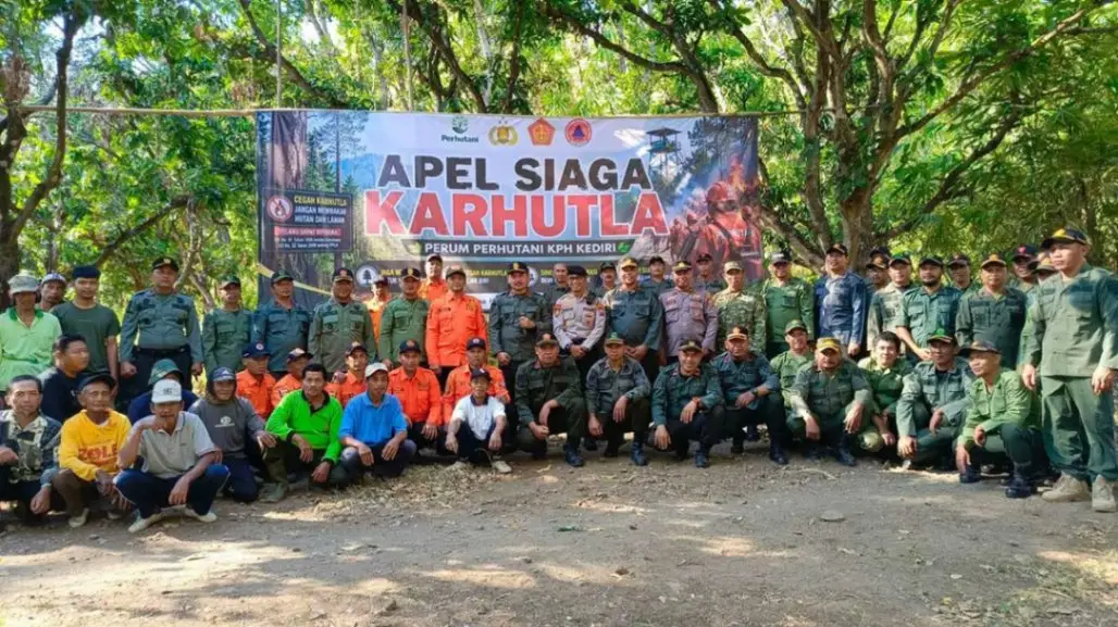Kalaksa BPBD Kabupaten Kediri, Stefanus Djoko Sukrisno, bersama peserta apel Kesiapsiagaan Kebakaran Hutan dan Lahan. Foto: Ist