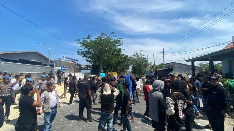 Aksi Demo Massa AMPAS di Kantor PT Garam Sampang Diwarnai Ketegangan