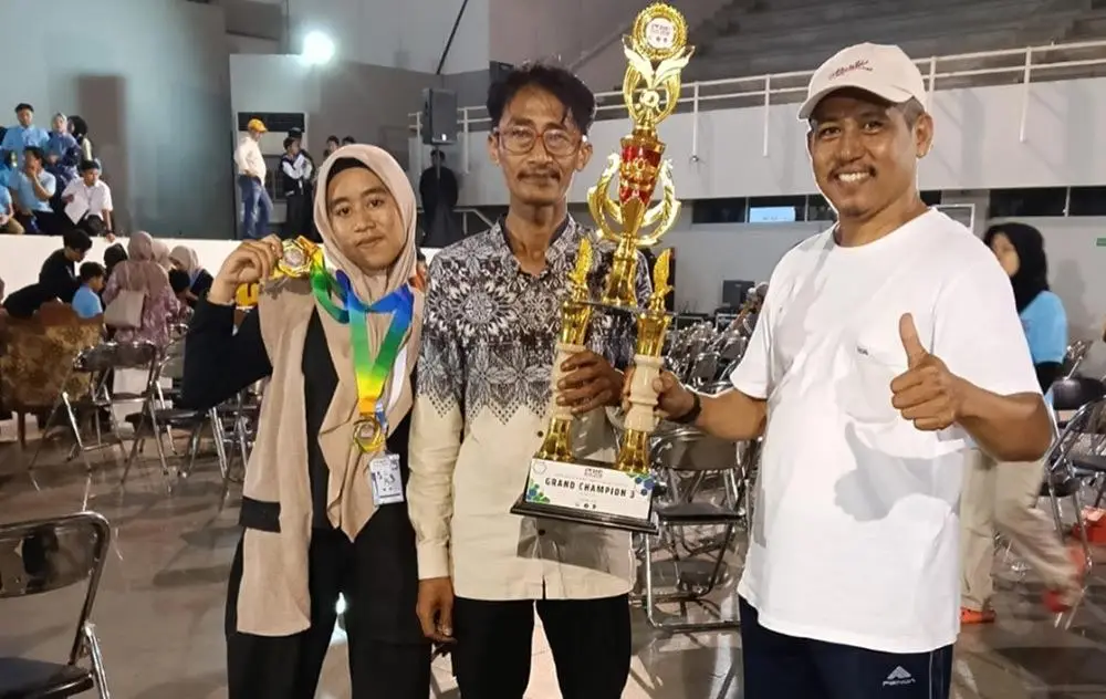 Kepala MAN 3 Magetan, Basuki Prihatin, bersama guru pendamping dan Amelia Rahajeng Nariswari yang berhasil menyabet Juara 1 kategori Brickspeed Model. Foto: ANTON/HB