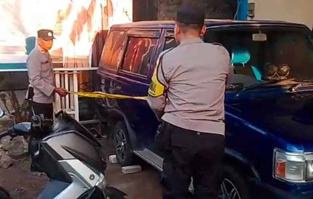 Petugas saat melakukan olah TKP di lokasi penemuan bayi.