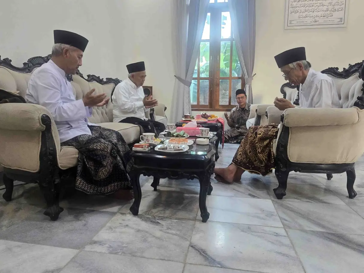 Tiga Kiai Ini Saling Menolak Pimpin Doa, Semoga Jadi Akhlak Muktamar ke-35 NU
