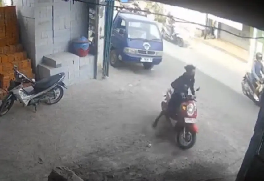 Terekam CCTV, Maling Gasak Motor Warga saat Beli Bahan Bangunan di Taman Sidoarjo