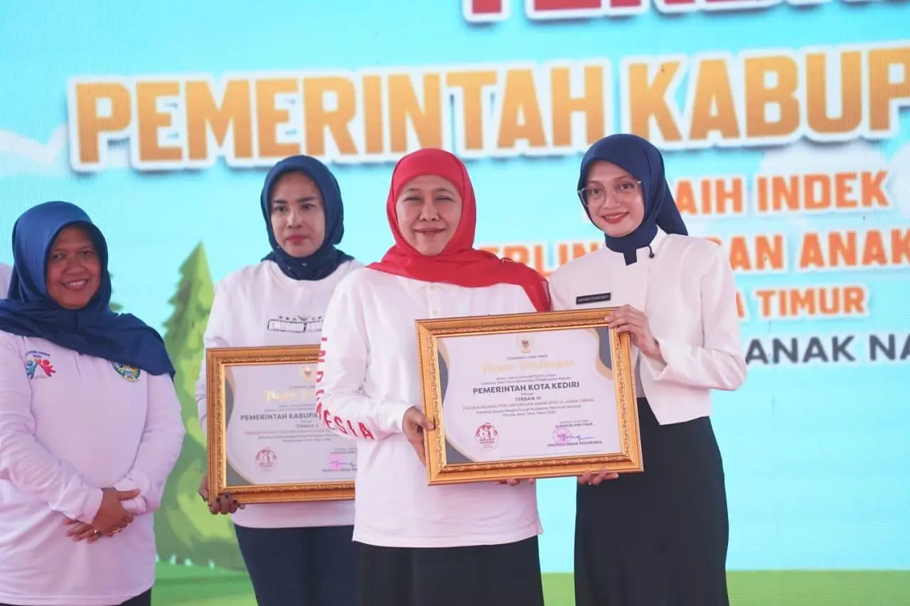 Gubernur Jawa Timur Khofifah Indar Parawansa saat menyerahkan penghargaan  kepada Wali Kota Kediri Vinanda Prameswati. (Ist). 