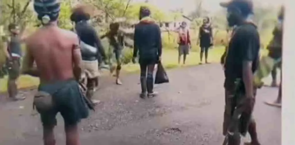 Gerombolan OPM saat menyiksas tiga warga sipil. Tampak diantara mereka ada yang sedang menendang korban. Foto: video yang diedarkan para pelaku.