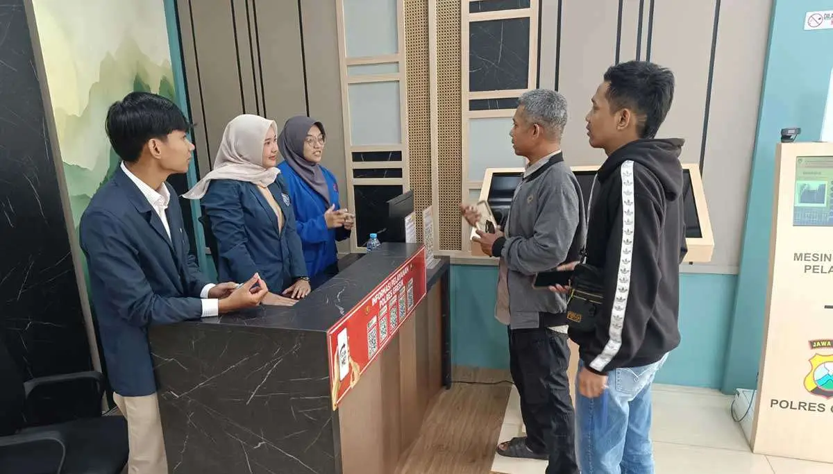 Masyarakat ketika mengurus pembuatan SKCK di Gresik. Foto: Ist