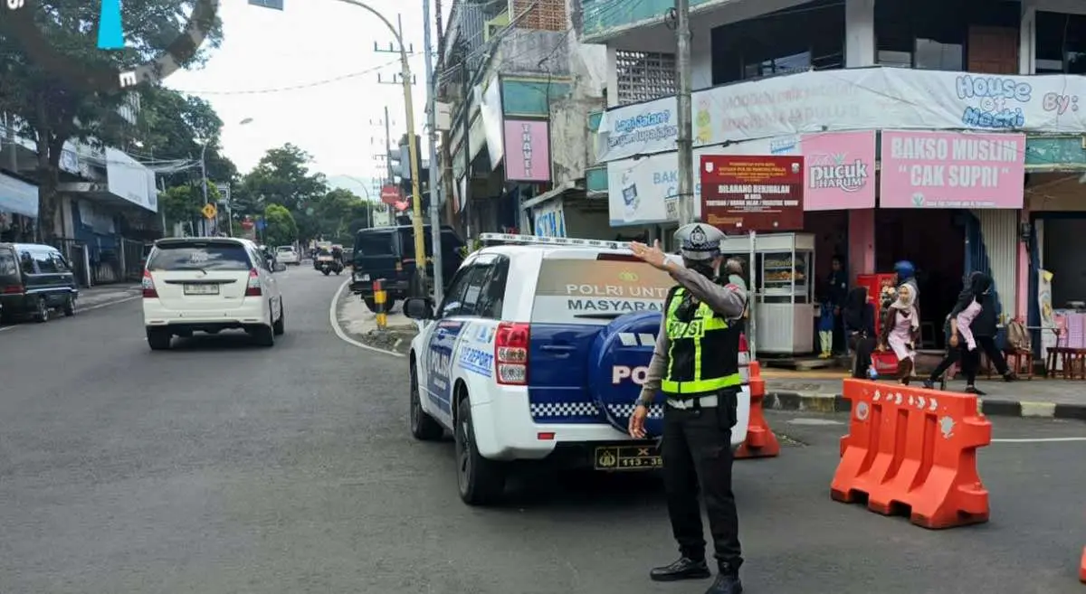 Petugas dari Satlantas Polres Batu ketika saat mengurai kepadatan di jalan protokol.