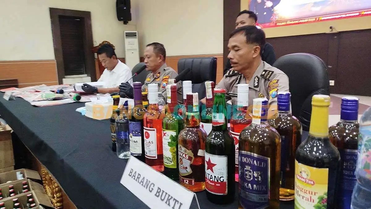 Barang bukti dalam konferensi pers terkait kasus narkoba dan miras di Mapolres Jombang. Foto: AAN AMRULLOH/BANGSAONLINE