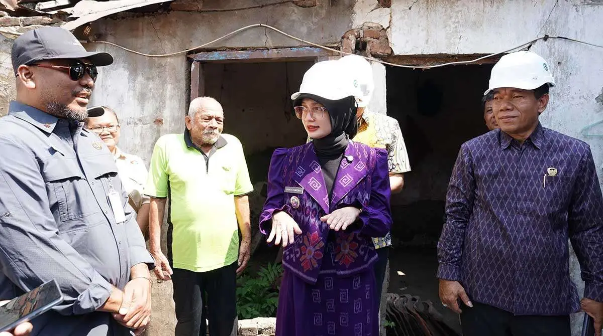 Wali Kota Kediri saat meninjau langsung rumah warga penerima BTT Perbaikan Rumah 2026. Foto: Ist 