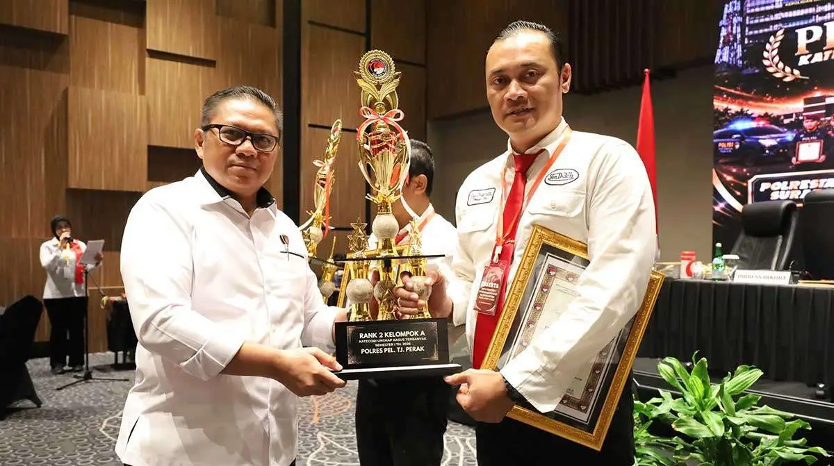 Dirresnarkoba Polda Jatim ketika menyerahkan piala penghargaan kepada Kasatresnarkoba Polres Tanjung Perak.