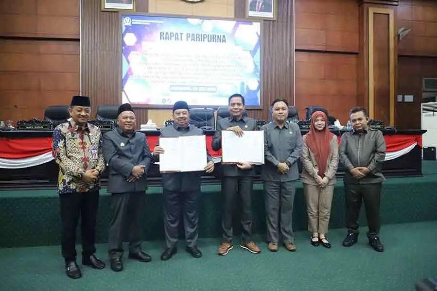 Paripurna pengesahan Raperda di Gedung DPRD Jombang. (Ist)