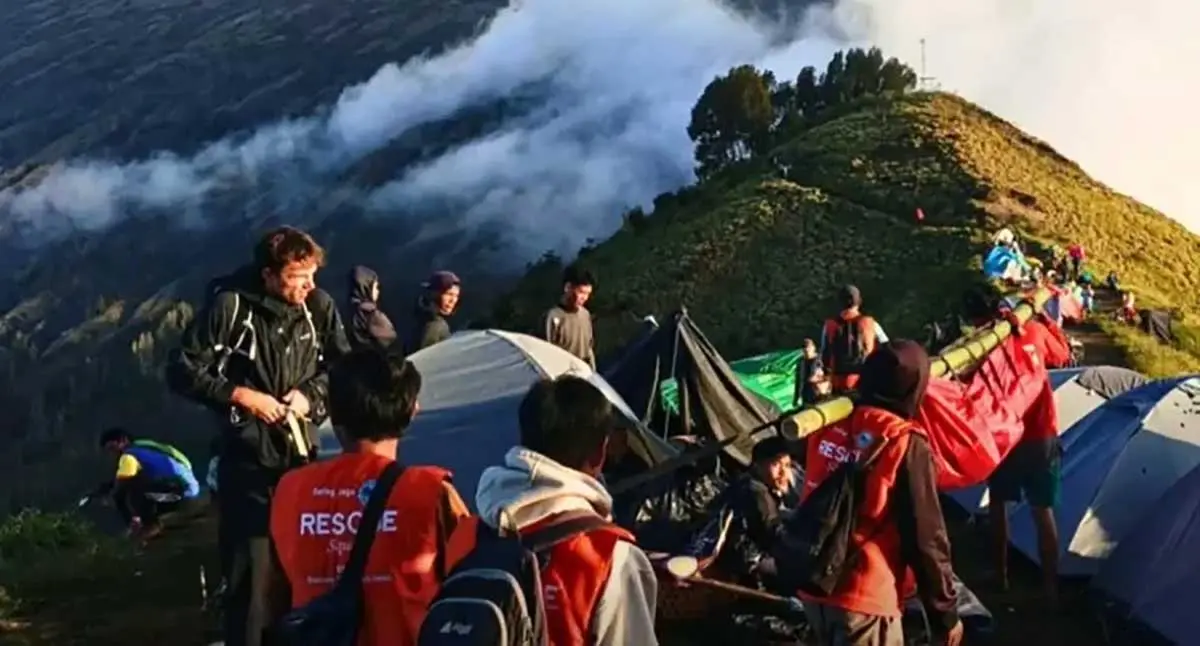 Tips Aman Hiking: Jangan Gunakan Pakaian Hitam di Gunung