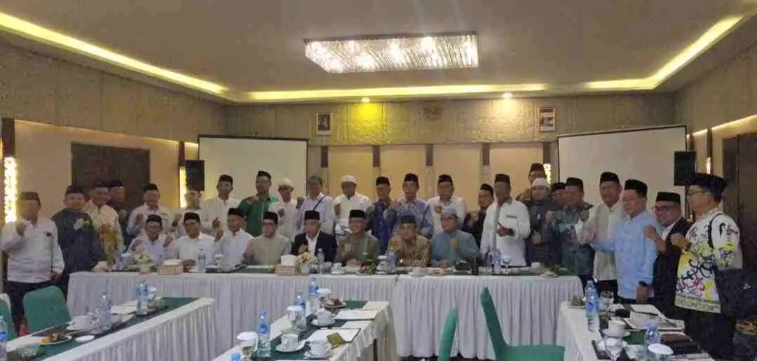 Prof Dr KH Asep Saifuddin Chalim foto bersama dengan PWNU Kalimantan Tengah dan PCNU se-Kalimantan Tengah seusai acara silaturahim di Hotel Aurila Palangka Raya, Sabtu (1/8/2026). Foto: M. Mas'ud Adnan/bangsaonline