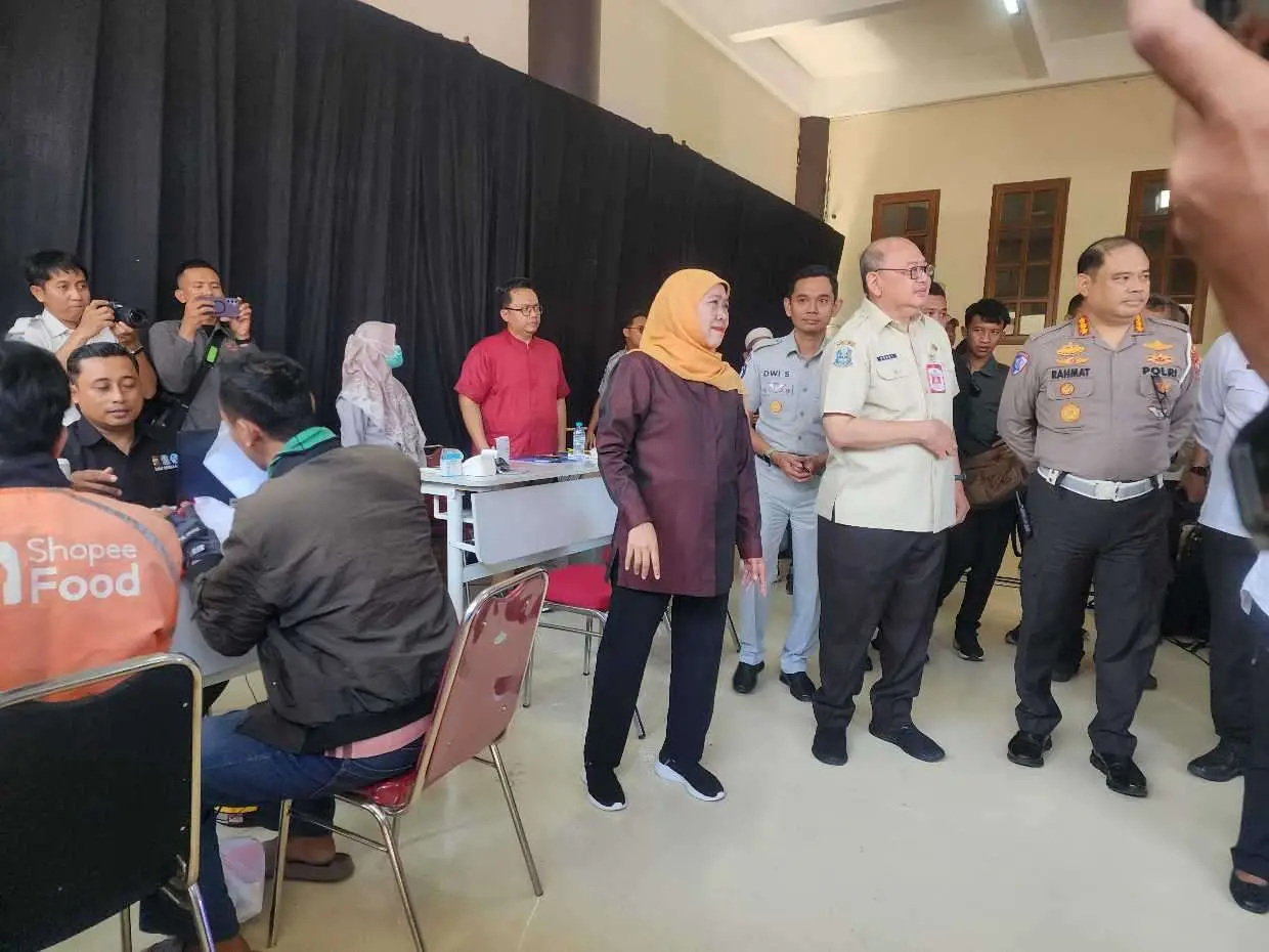 Khofifah Sosialisasikan Pemutihan Pajak Kendaraan untuk Ojol, Tunggakan hingga 2025 Dihapus