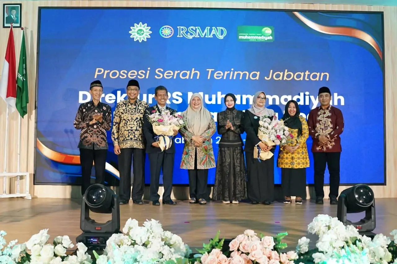 Wali Kota Kediri Vinanda Prameswati (nomor 4 dari kanan) bersama jajaran RS Muhammadiyah Ahmad Dahlan.  (Ist). 
