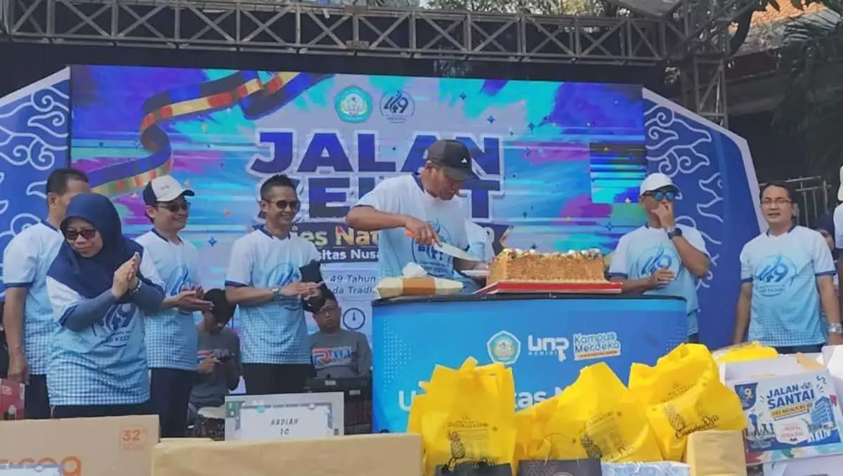 Jalan Sehat Merahkan Dies Natalis ke-49 UNP Kediri