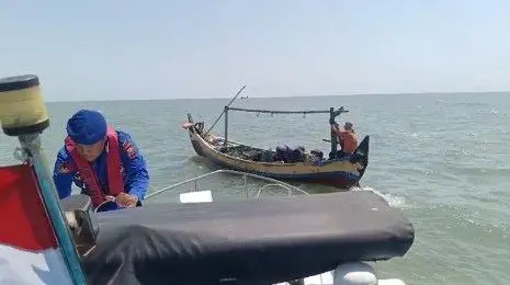 Kehabisan Solar di Tengah Laut, Kapal Nelayan di Paciran Ditolong Satpolairud Polres Lamongan