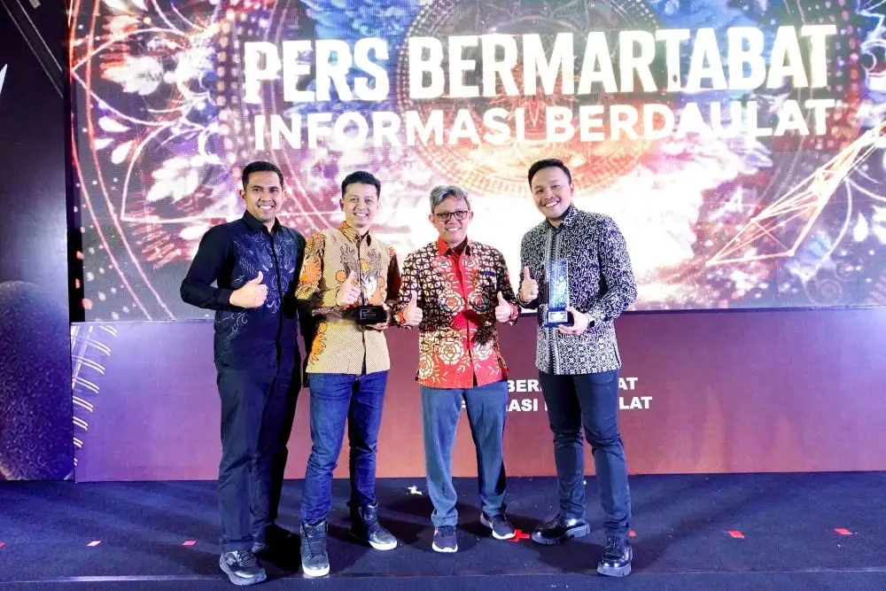  Insan Petrokimia Gresik saat menerima penghargaan Gold Winner. foto: ist.