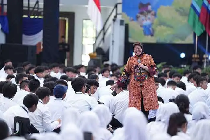 Jadi Pemateri PKKMB ITS, Tri Rismaharini Dorong Mahasiswa Baru Jadi Generasi Tangguh