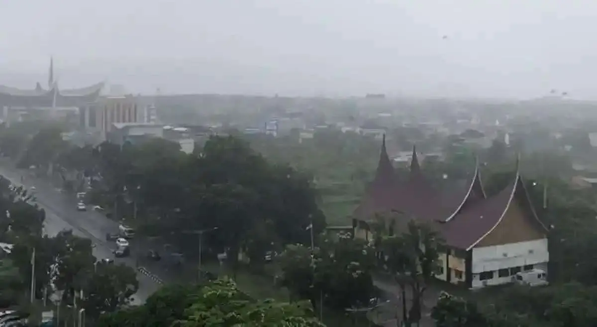 Cuaca ekstrem yang melanda Kota Padang. Foto: Ist