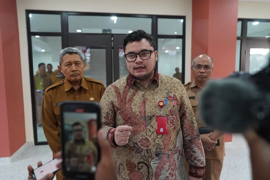 Bupati Kediri Hanindhito Himawan Pramana saat memberi keterangan kepada wartawan. (Ist). 
