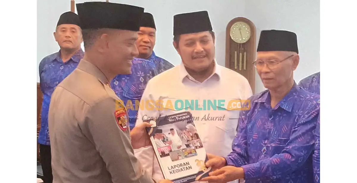 Ketua Ponpes Wali Barokah Kota Kediri ketika menyerahkan cendera mata kepada Kapolres Kediri Kota. Foto: MUJI HARJITA/BANGSAONLINE