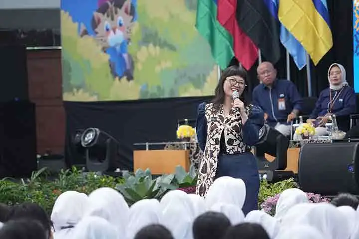 Wamen Diktisaintek RI, Stella Christie, ajak mahasiswa baru ITS untuk tetap berpikir kritis di era yang serba AI. (Ist)