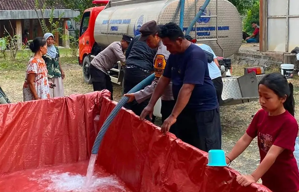 Pendistribusian air bersih pada warga yang membutuhkan.