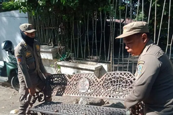 Modus Curi Kursi Taman Pemkot Surabaya Terbongkar, Pelaku Diduga Pakai Ambulans Pribadi