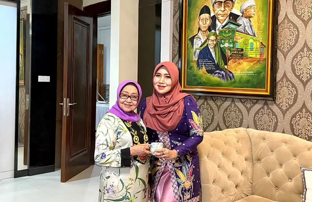 Silaturahmi ke Tambakberas, Ning Lia Timba Ilmu Sekaligus Dapat Resep Sehat dan Bugar dari Bu Mun
