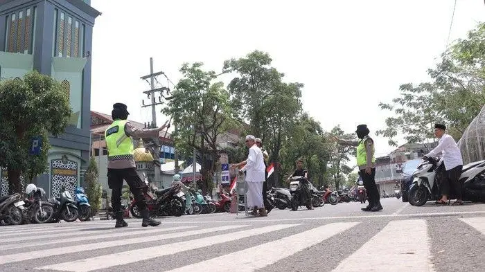 Polwan Polres Lamongan Kawal Salat Jumat, Atur Lalin hingga Bantu Jemaah Menyeberang
