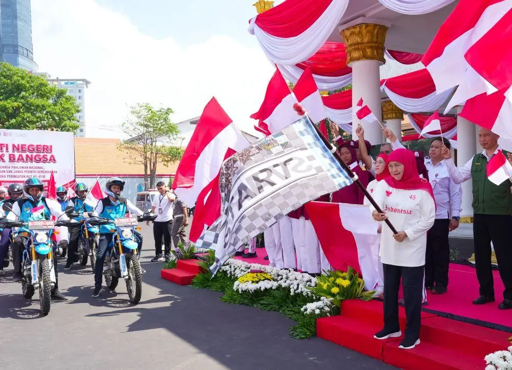 Gubernur Khofifah Berangkatkan Tim Bakti Negeri, Bantuan untuk Keluarga Pahlawan Dikirim ke 22 Daera