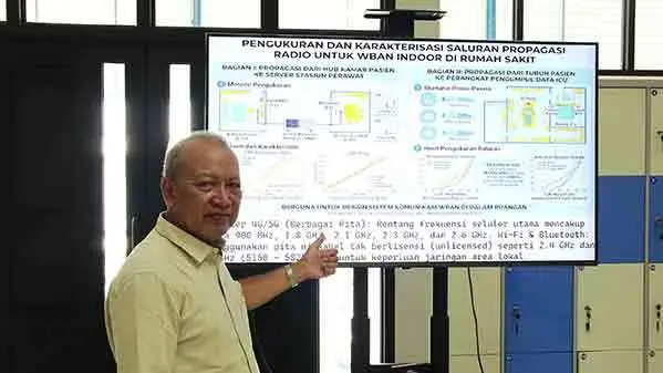 Achmad Mauludiyanto saat menjelaskan risetnya mengenai WBAN untuk pembangunan rumah sakit cerdas. (Ist)