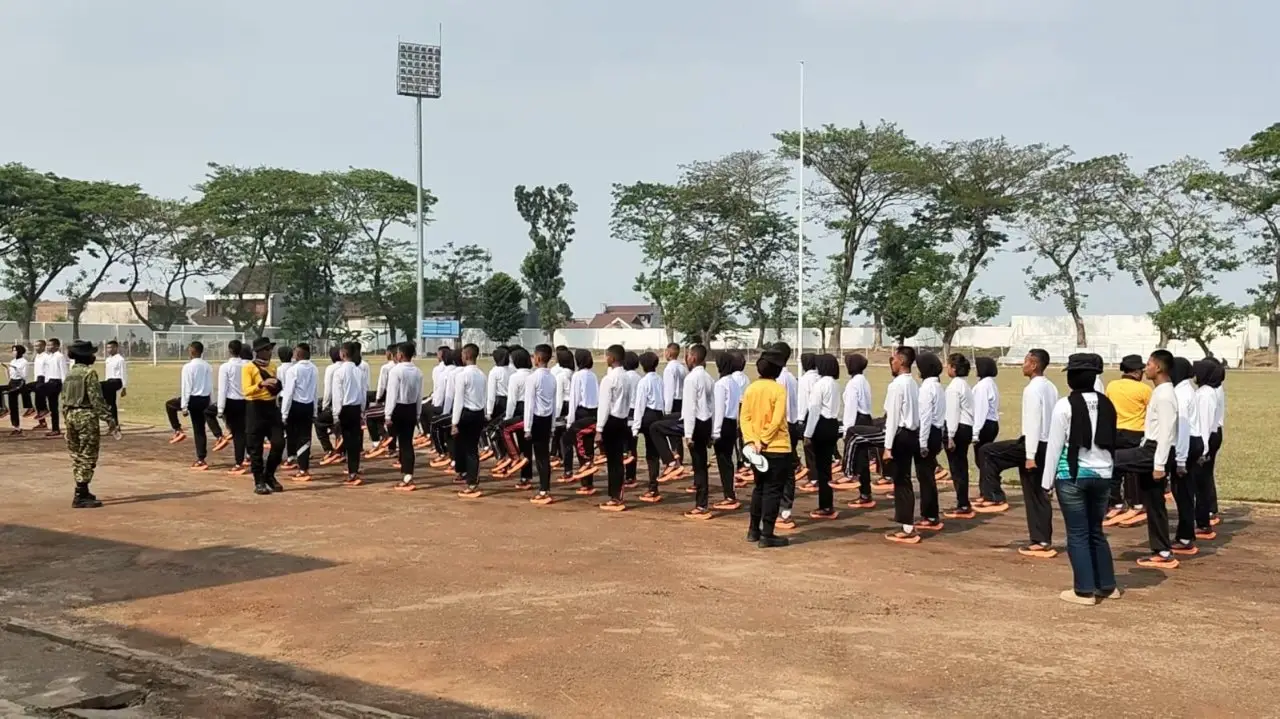 Calon Paskibraka Kabupaten Kediri saat menjalani latihan di Stadion Canda Bhirawa Pare Kabupaten Kediri. (Ist). 