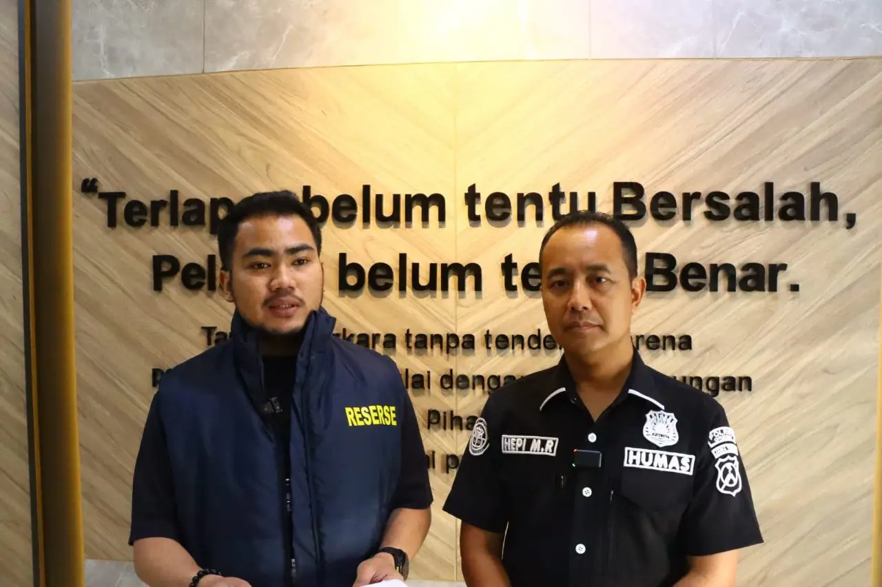 Kanit Resmob Satreskrim Polres Gresik Ipda Andi Asyraf (kiri) didampingi Kasihumas Ipda Hepi 