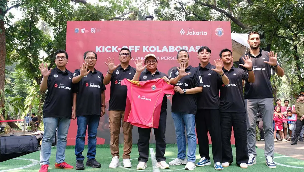 Gubernur DKI ketika menghadiri Bank Jakarta x Persija Collaboration Kick-Off di Taman Suropati.