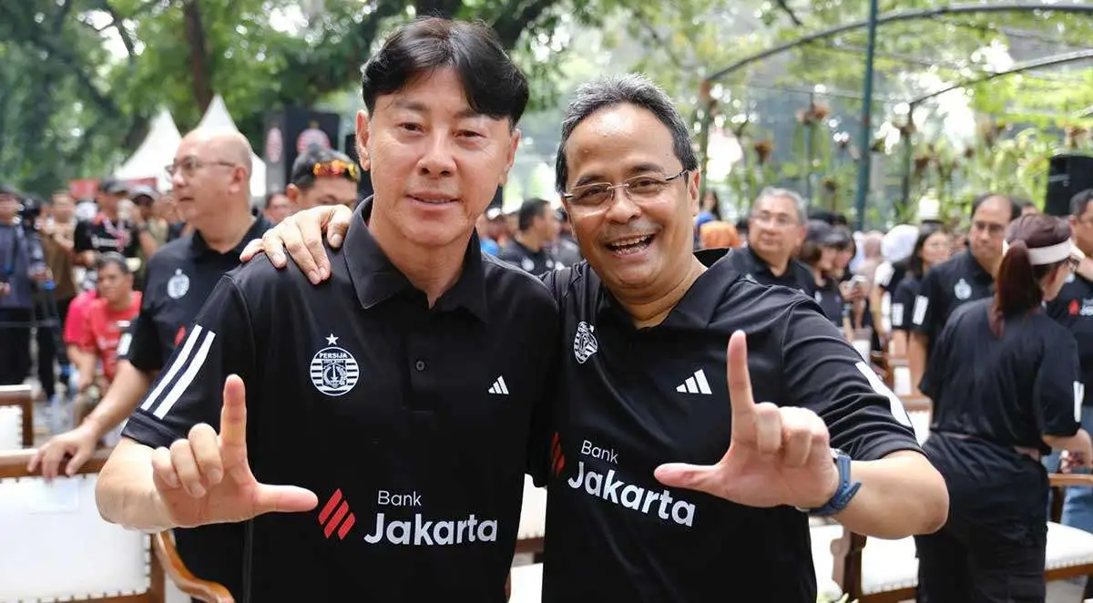 Direktur Utama Bank Jakarta ketika bersama pelatih Persija Jakarta.