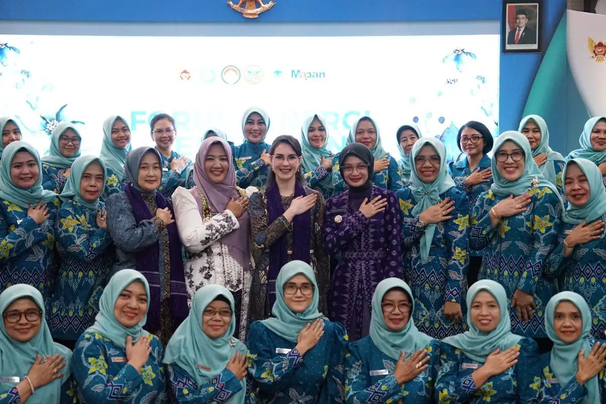 Wali Kota Kediri Dampingi Arumi Bachsin Hadiri Forum Sinergi Perempuan