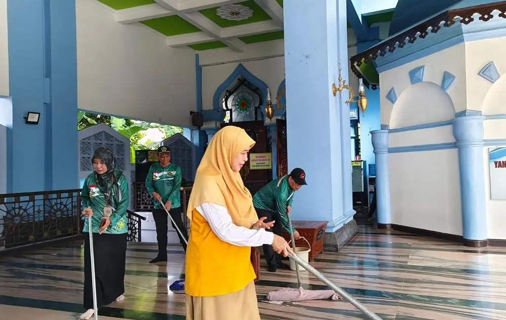 Sambut Program "Geber Mas", Kemenag Tuban Bersama Elemen Masyarakat Bersihkan Masjid Agung