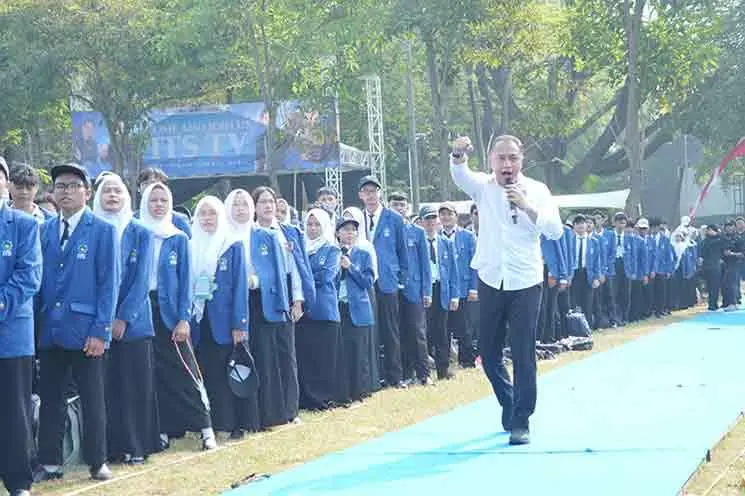 Hadiri Pengukuhan 7.269 Maba ITS, Wali Kota Surabaya Serukan Estafet Kepemimpinan