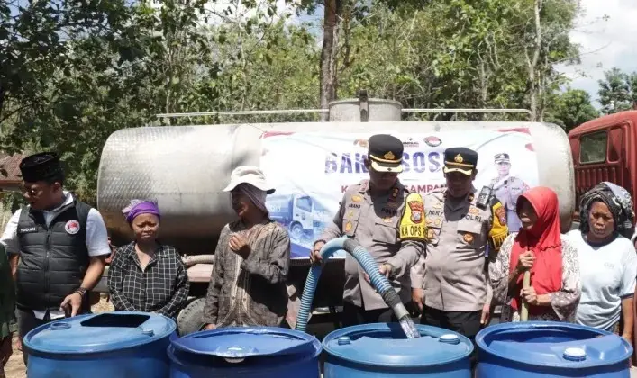 Polres Sampang Salurkan Air Bersih ke Ponpes dan Warga Dusun Bates