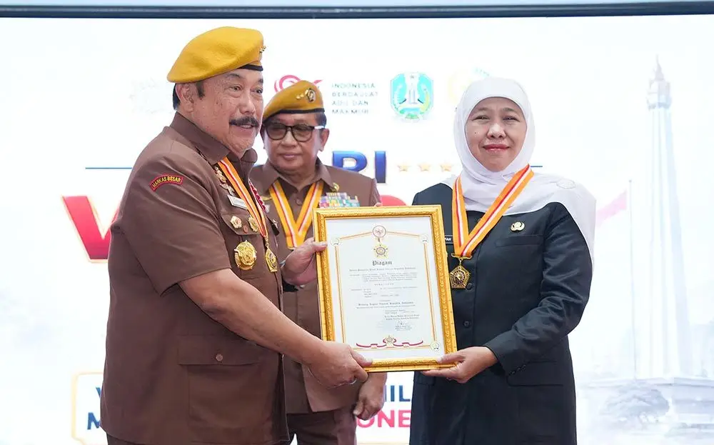 Dapat Penghargaan Bintang LVRI, Khofifah Ajak Generasi Muda Warisi Semangat Pejuang