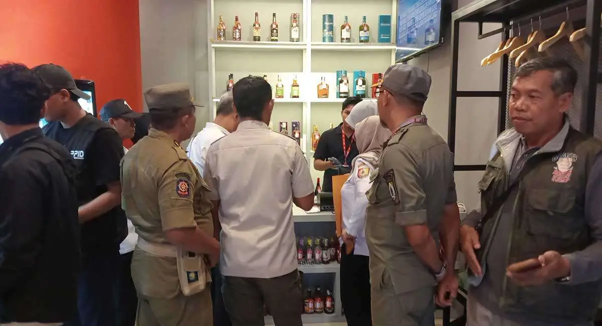 Penertiban toko miras atau minuman keras ilegal di Kelurahan Gebang, Kecamatan Patrang, Jember.