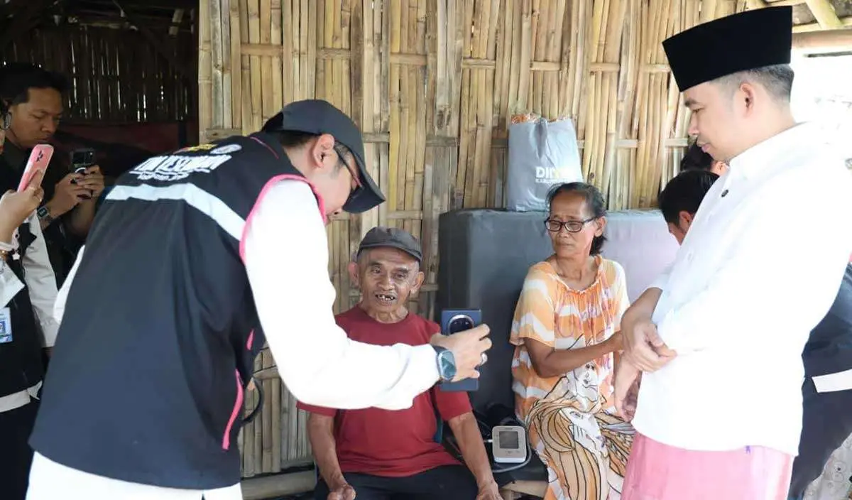 Bupati Jember, Muhammad Fawait, saat meninjau pelaksanaan program Homecare.