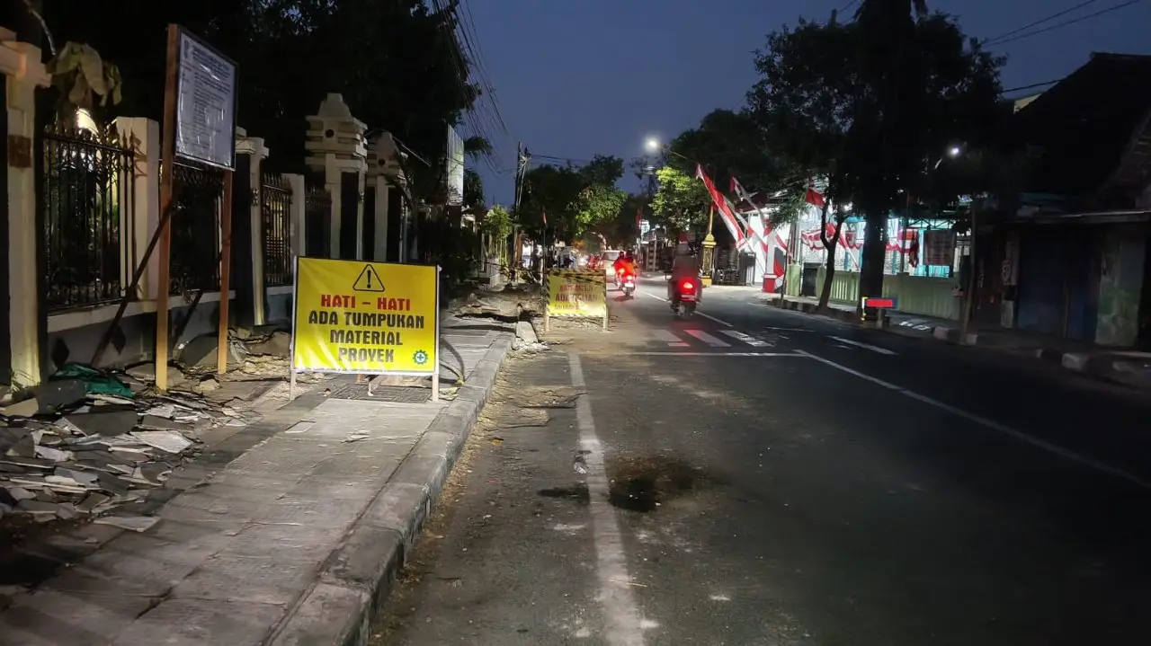 Pengendara Motor Jatuh di Proyek Drainase Tuban Diduga Akibat Material Kayu, Polisi Soroti K3