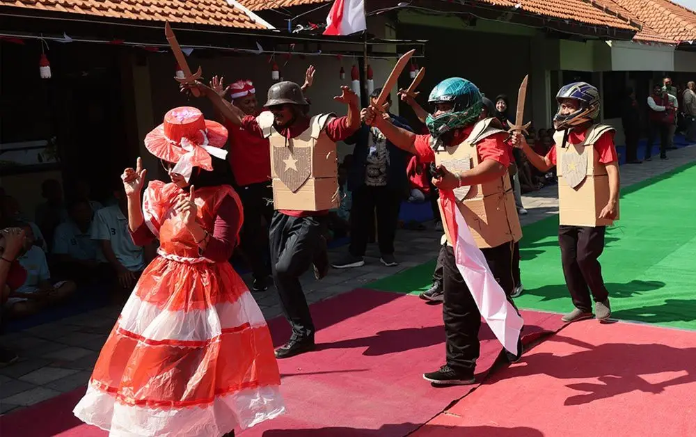 Sambut HUT ke-81 RI, Ratusan Penghuni Liponsos Keputih Tampilkan Busana Daur Ulang hingga Unjuk Suar