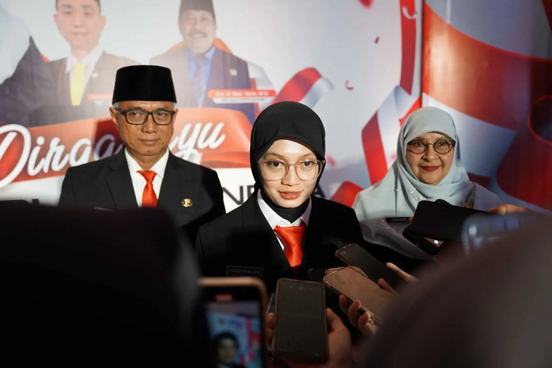 Wali Kota Kediri saat memberi keterangan kepada wartawan didampingi oleh Wawali dan Ketua DPRD Kota Kediri. (Ist)