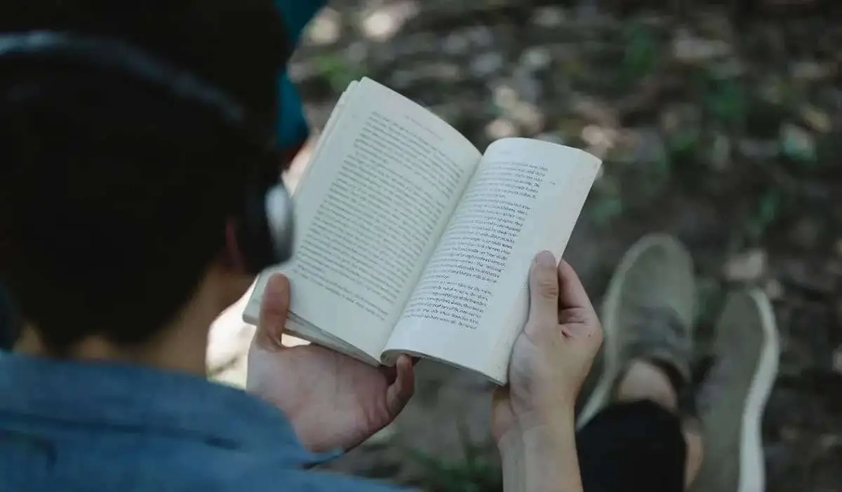 Membaca Novel, Cara Mengenali Emosi dan Perspektif Sosial